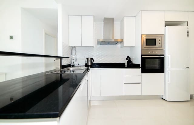 2 quarto Apartamento para arrendar em Punta Prima, Torrevieja com piscina garagem - 1 800 € (Ref: 9100469)