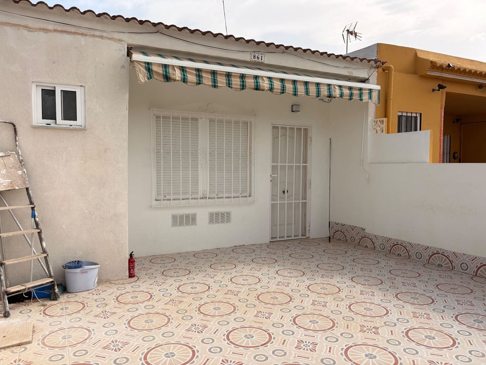 Bungalow de 2 chambres à louer à Torrevieja - 850 € (Ref: 9113798)