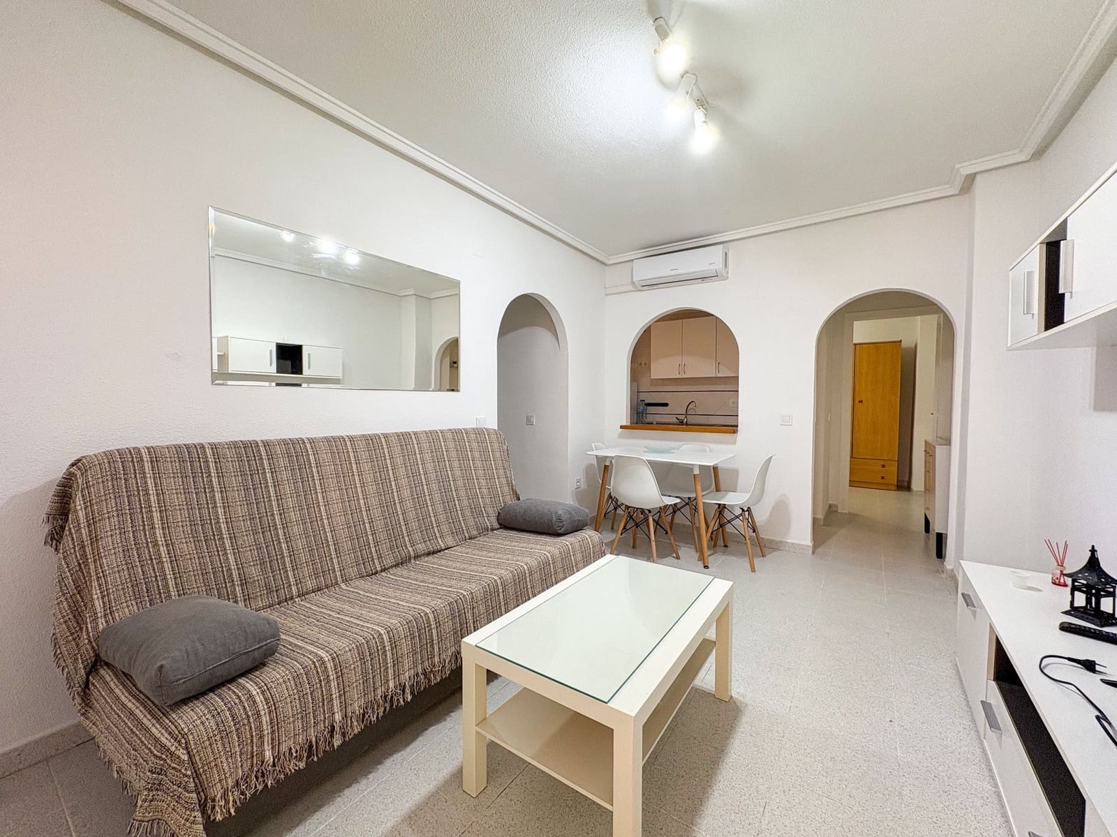 2 bedroom Flat for rent in Torrevieja with pool - € 800 (Ref: 9159252)