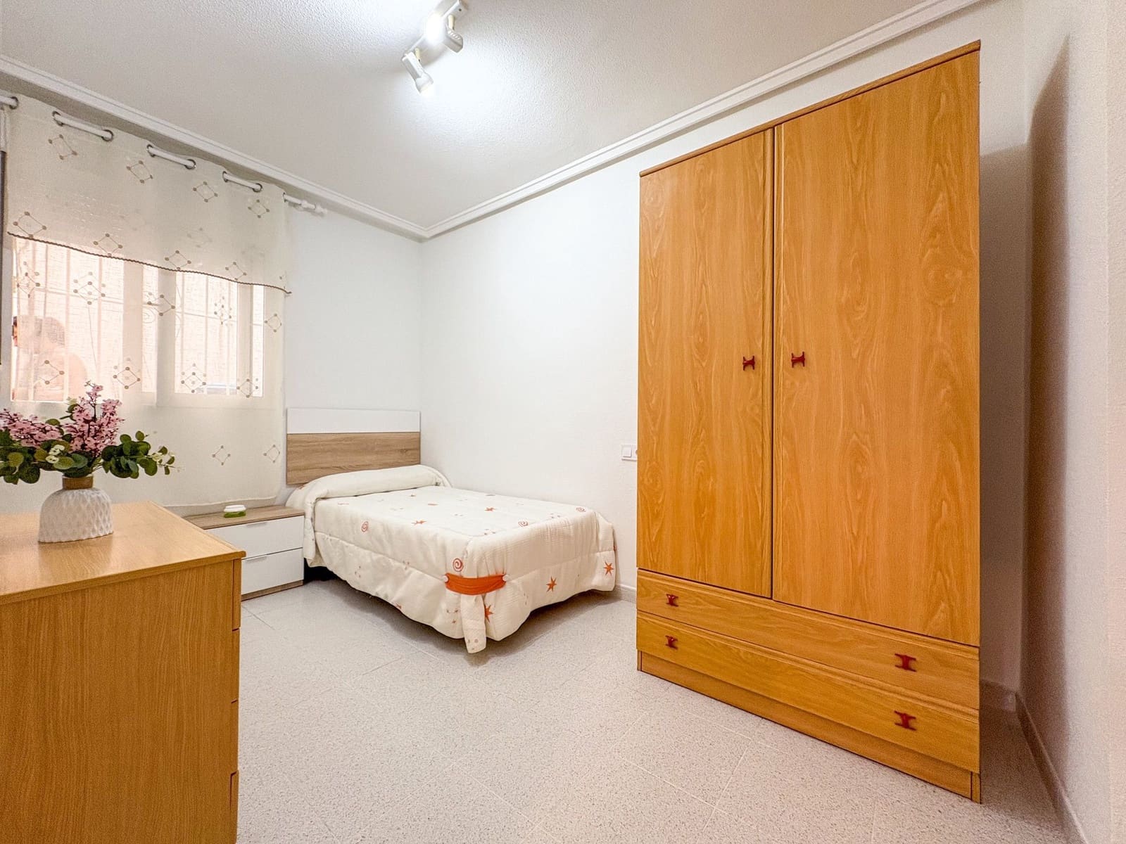 2 bedroom Flat for rent in Torrevieja with pool - € 800 (Ref: 9159252)