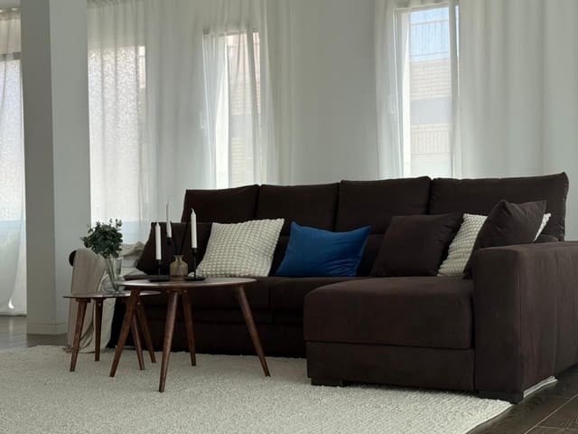 Penthouse de 3 chambres à louer à Torrevieja - 2 200 € (Ref: 9256739)