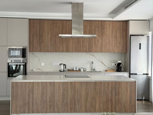 Penthouse de 3 chambres à louer à Torrevieja - 2 200 € (Ref: 9256739)