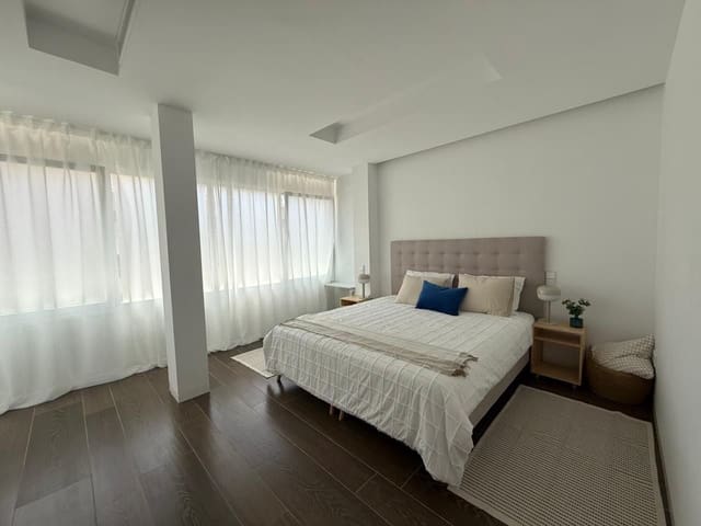 Penthouse de 3 chambres à louer à Torrevieja - 2 200 € (Ref: 9256739)