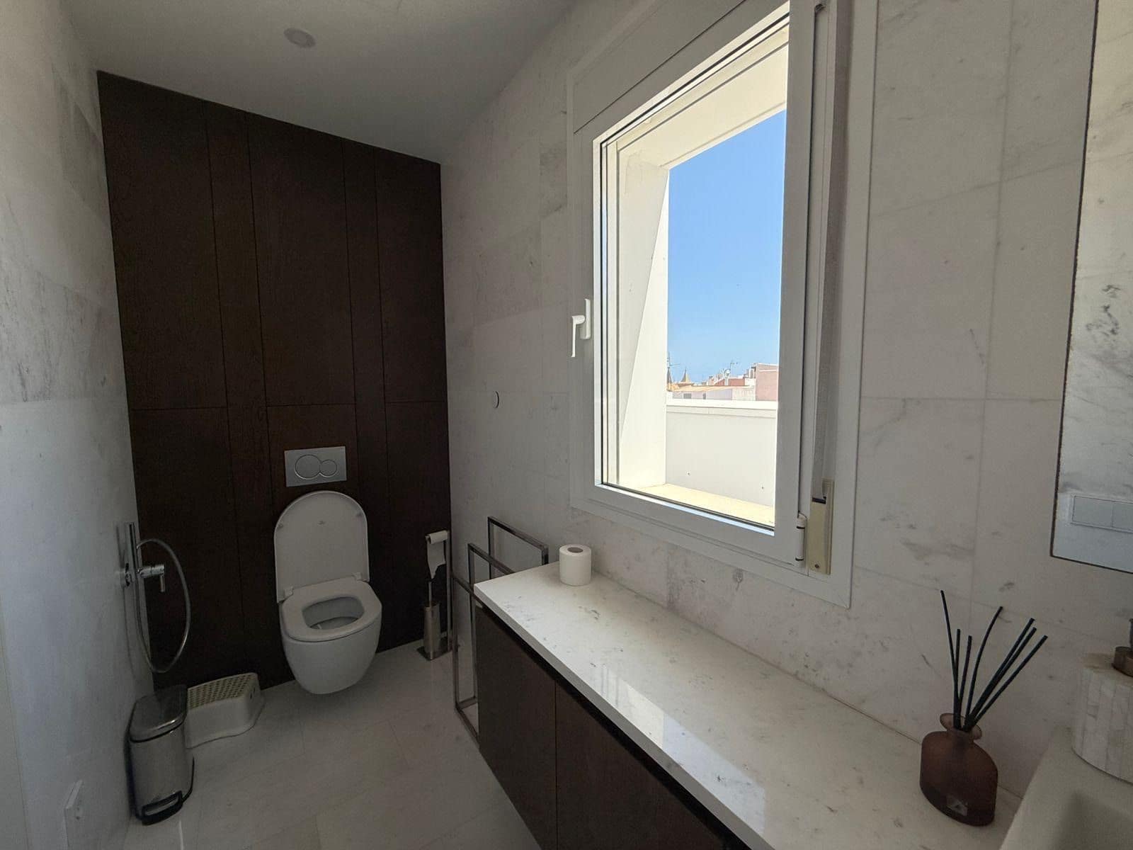 Penthouse de 3 chambres à louer à Torrevieja - 2 200 € (Ref: 9256739)