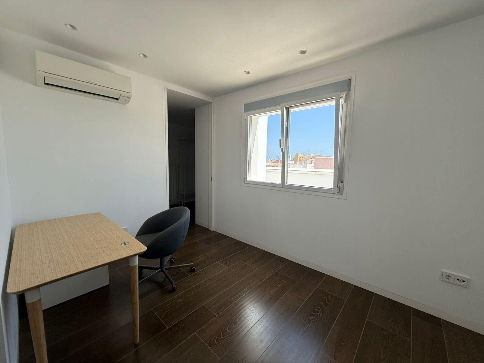 Penthouse de 3 chambres à louer à Torrevieja - 2 200 € (Ref: 9256739)