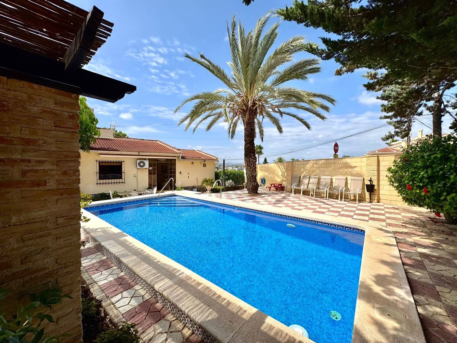 3 quarto Moradia para arrendar em Ciudad Quesada com piscina garagem - 2 000 € (Ref: 9340674)