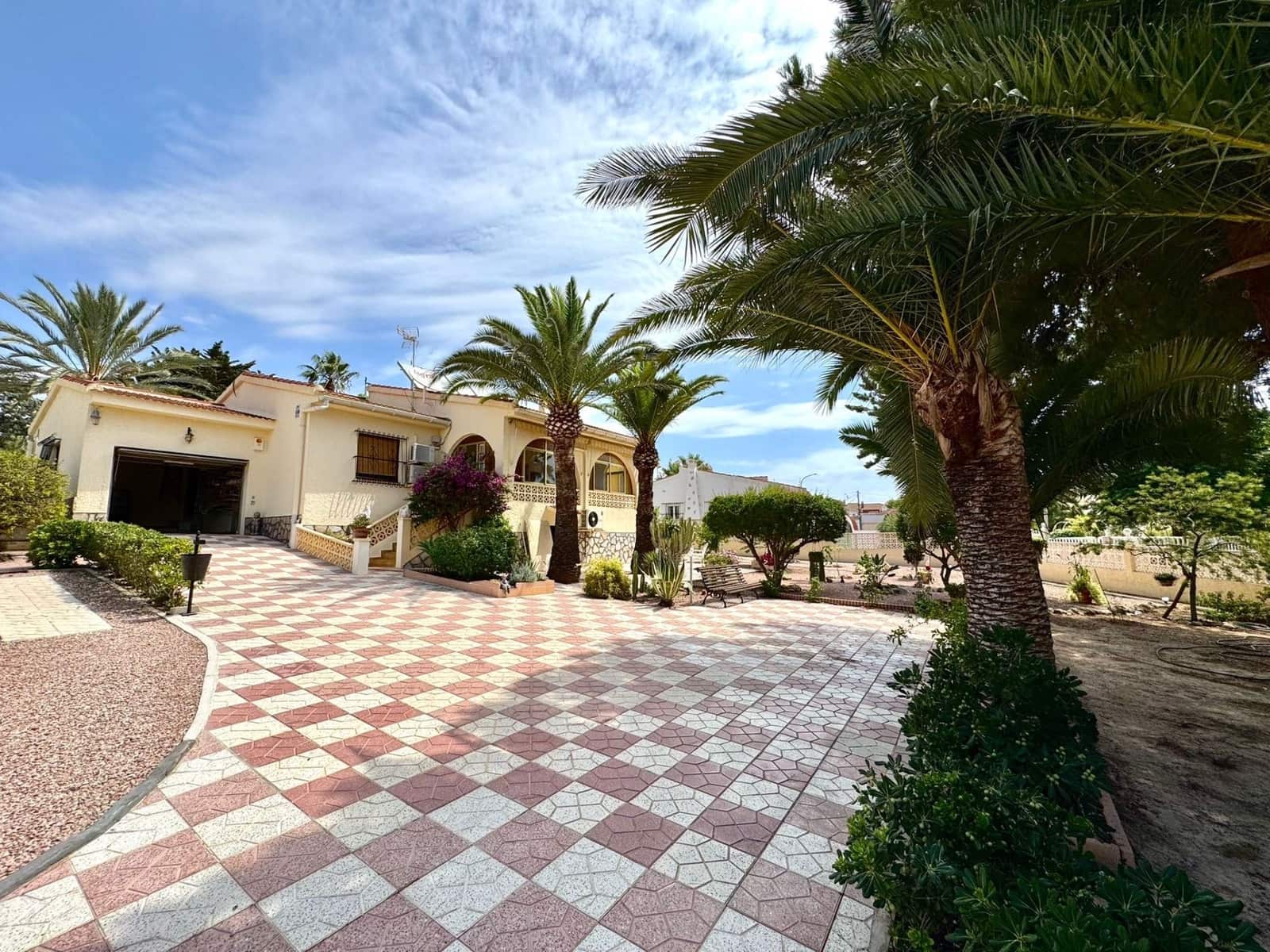 3 quarto Moradia para arrendar em Ciudad Quesada com piscina garagem - 2 000 € (Ref: 9340674)