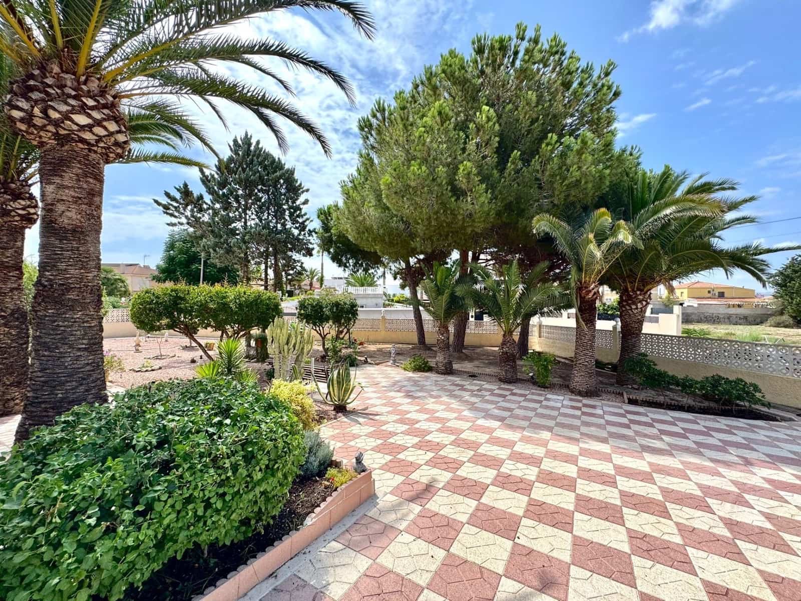 3 quarto Moradia para arrendar em Ciudad Quesada com piscina garagem - 2 000 € (Ref: 9340674)