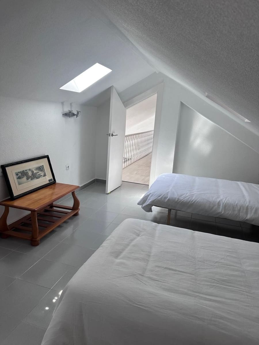 Ático de 4 habitaciones en Dehesa de Campoamor en alquiler con piscina garaje - 1.300 € (Ref: 9346784)