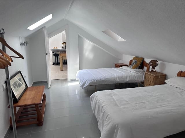 Ático de 4 habitaciones en Dehesa de Campoamor, Orihuela en alquiler con piscina garaje - 1.300 € (Ref: 9346784)