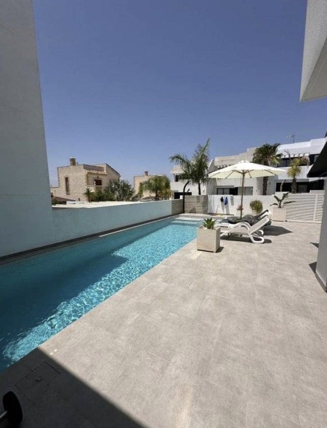 3 soverom Villa til leie i San Fulgencio med svømmebasseng garasje - € 2 500 (Ref: 9361899)