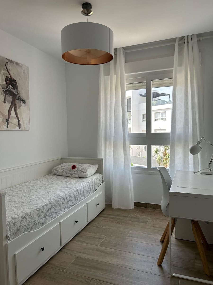 2 soverom Leilighet til leie i Torrevieja med svømmebasseng garasje - € 1 500 (Ref: 9378706)