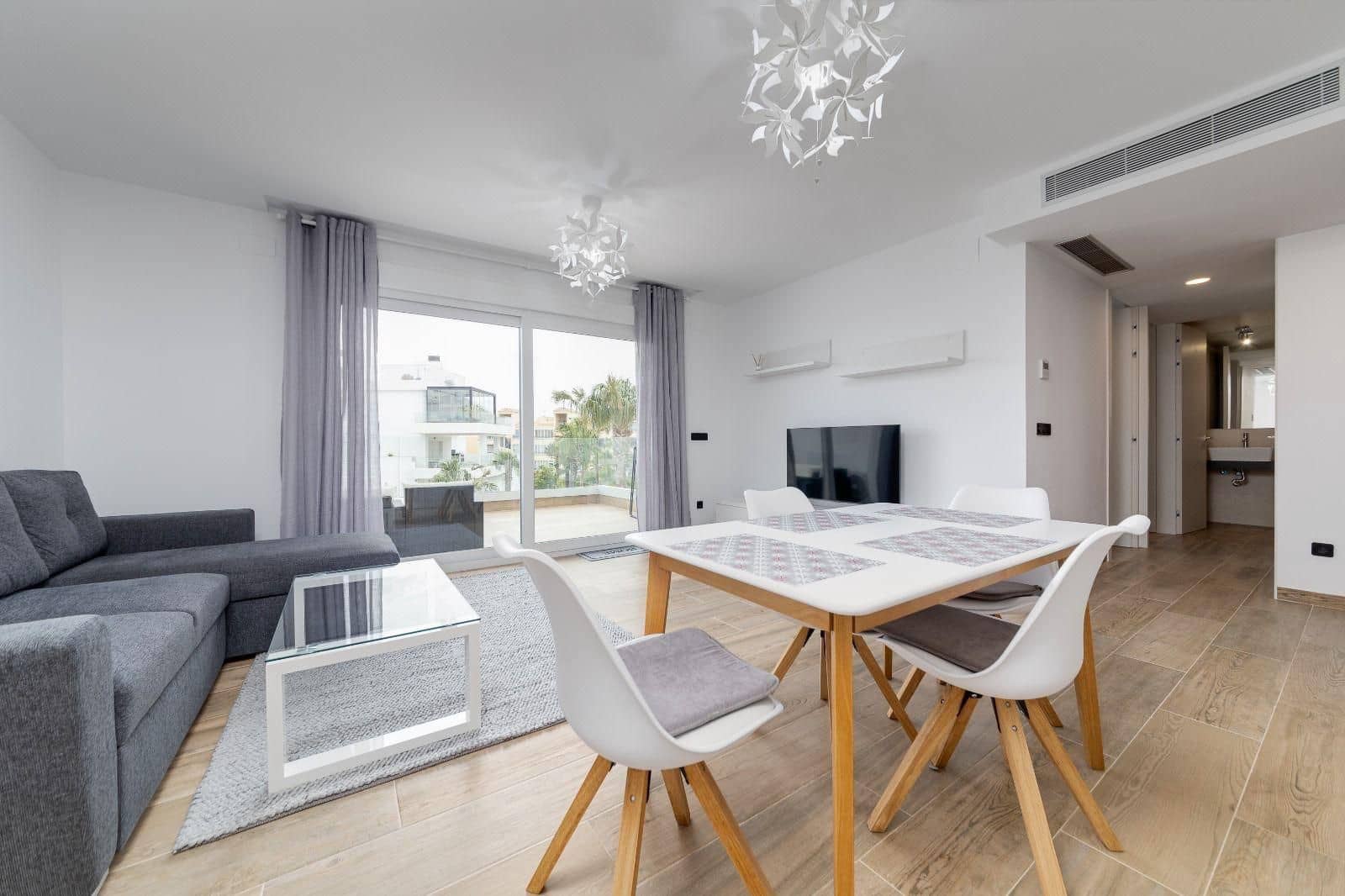 2 soverom Leilighet til leie i Torrevieja med svømmebasseng garasje - € 1 500 (Ref: 9378706)