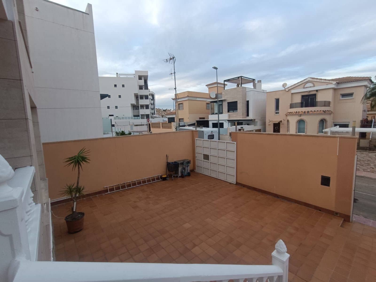 4 bedroom Villa for sale in Orihuela Costa with garage - € 285,000 (Ref: 9385096)