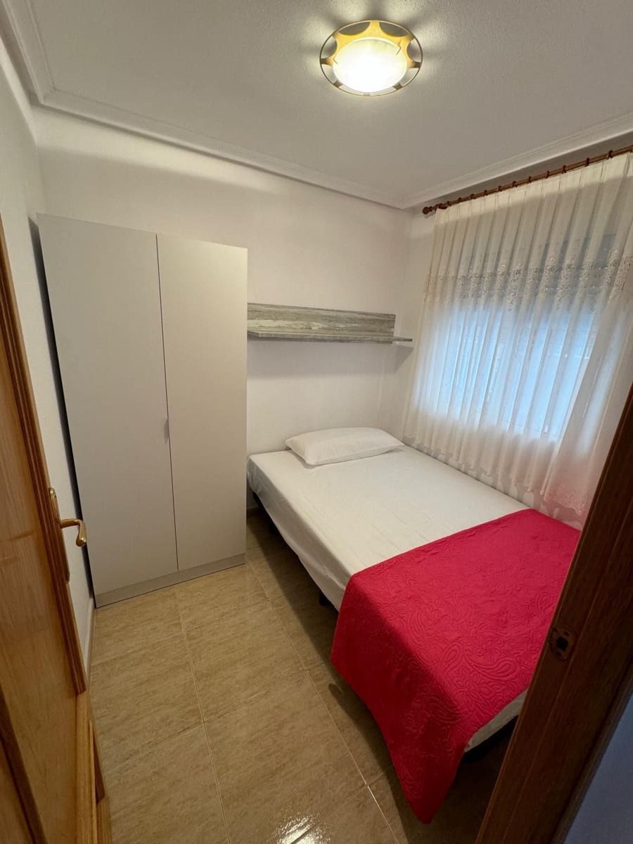 Appartement de 3 chambres à louer à Torrevieja - 1 000 € (Ref: 9409167)