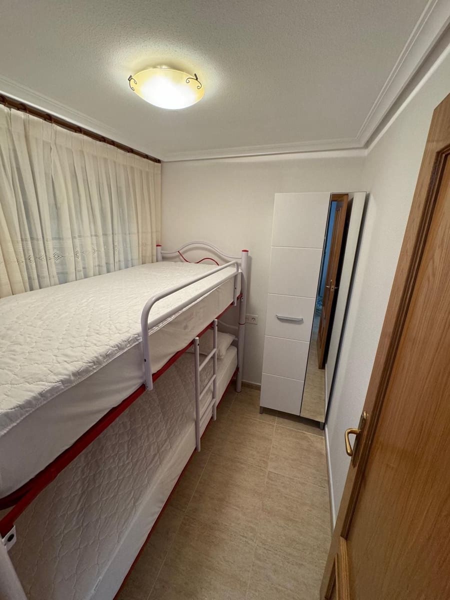 Appartement de 3 chambres à louer à Torrevieja - 1 000 € (Ref: 9409167)