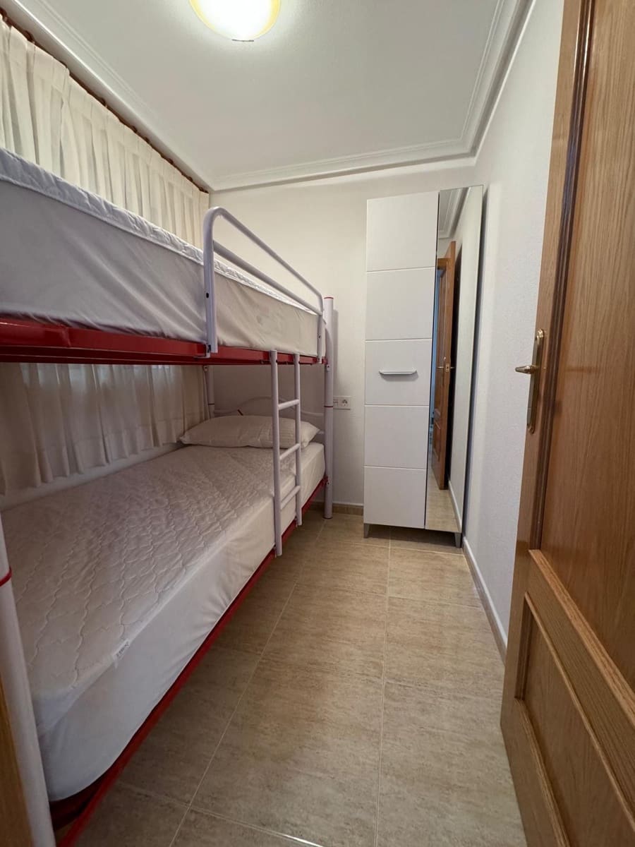 Appartement de 3 chambres à louer à Torrevieja - 1 000 € (Ref: 9409167)