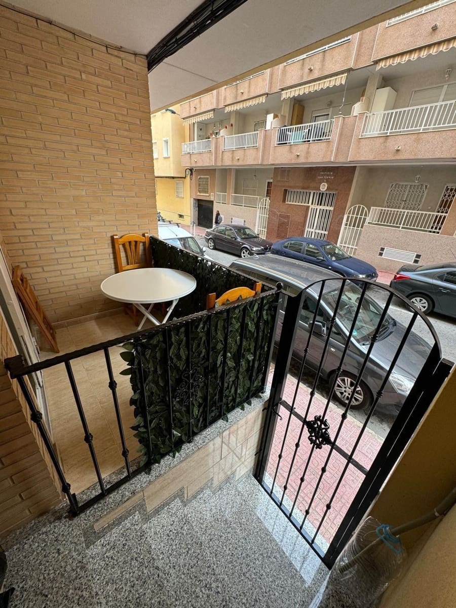 Appartement de 3 chambres à louer à Torrevieja - 1 000 € (Ref: 9409167)