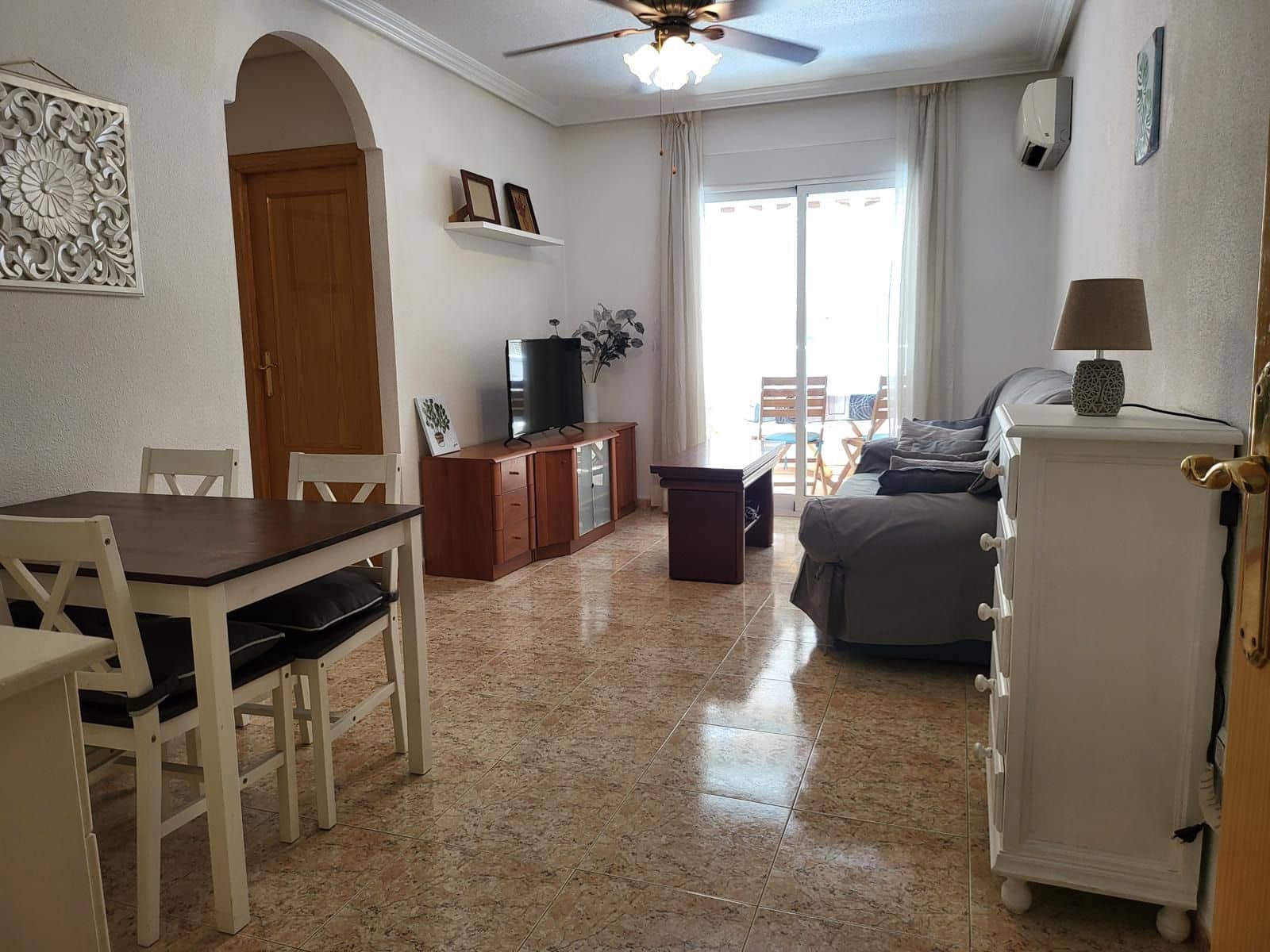 2 bedroom Flat for rent in Torrevieja - € 900 (Ref: 9409173)