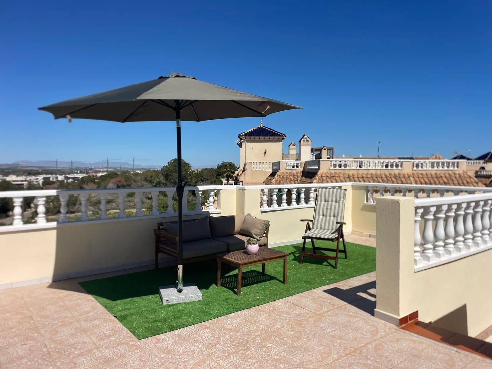 2 soverom Villa til leie i Orihuela Costa med svømmebasseng garasje - € 1 500 (Ref: 9413587)