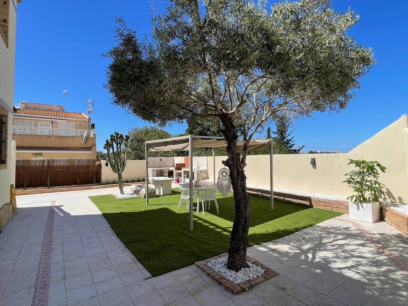 2 soverom Villa til leie i Orihuela Costa med svømmebasseng garasje - € 1 500 (Ref: 9413587)