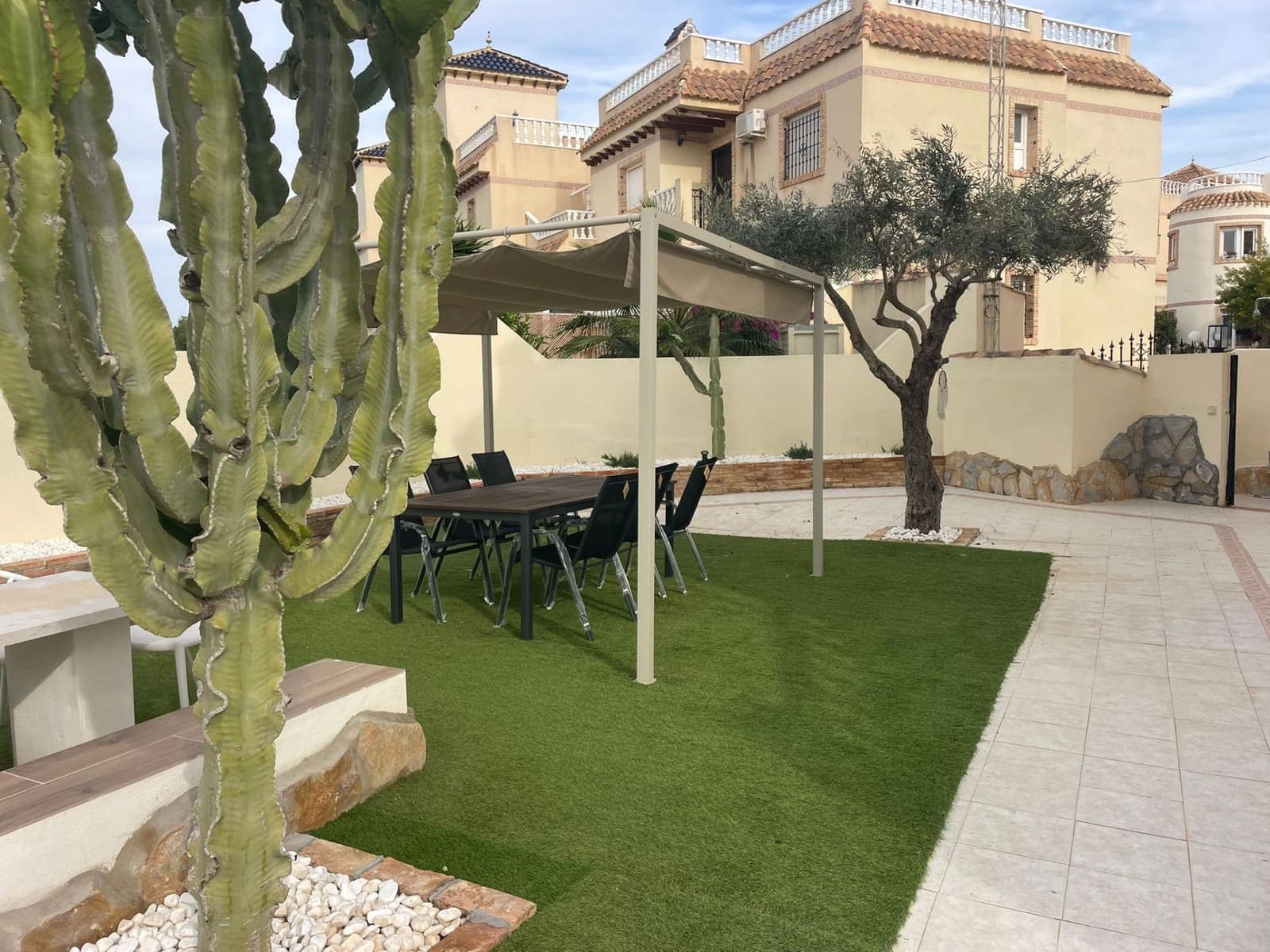 2 soverom Villa til leie i Orihuela Costa med svømmebasseng garasje - € 1 350 (Ref: 9413587)
