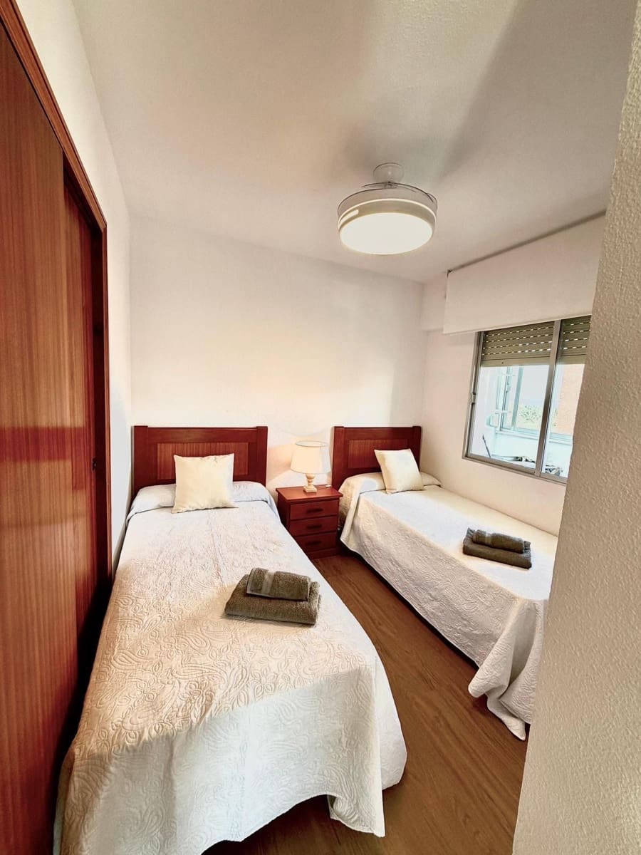 2 soverom Leilighet til leie i Torrevieja med svømmebasseng garasje - € 850 (Ref: 9421837)