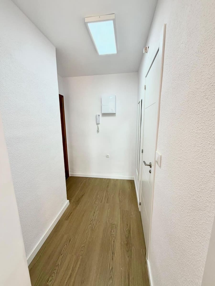 2 soverom Leilighet til leie i Torrevieja med svømmebasseng garasje - € 850 (Ref: 9421837)