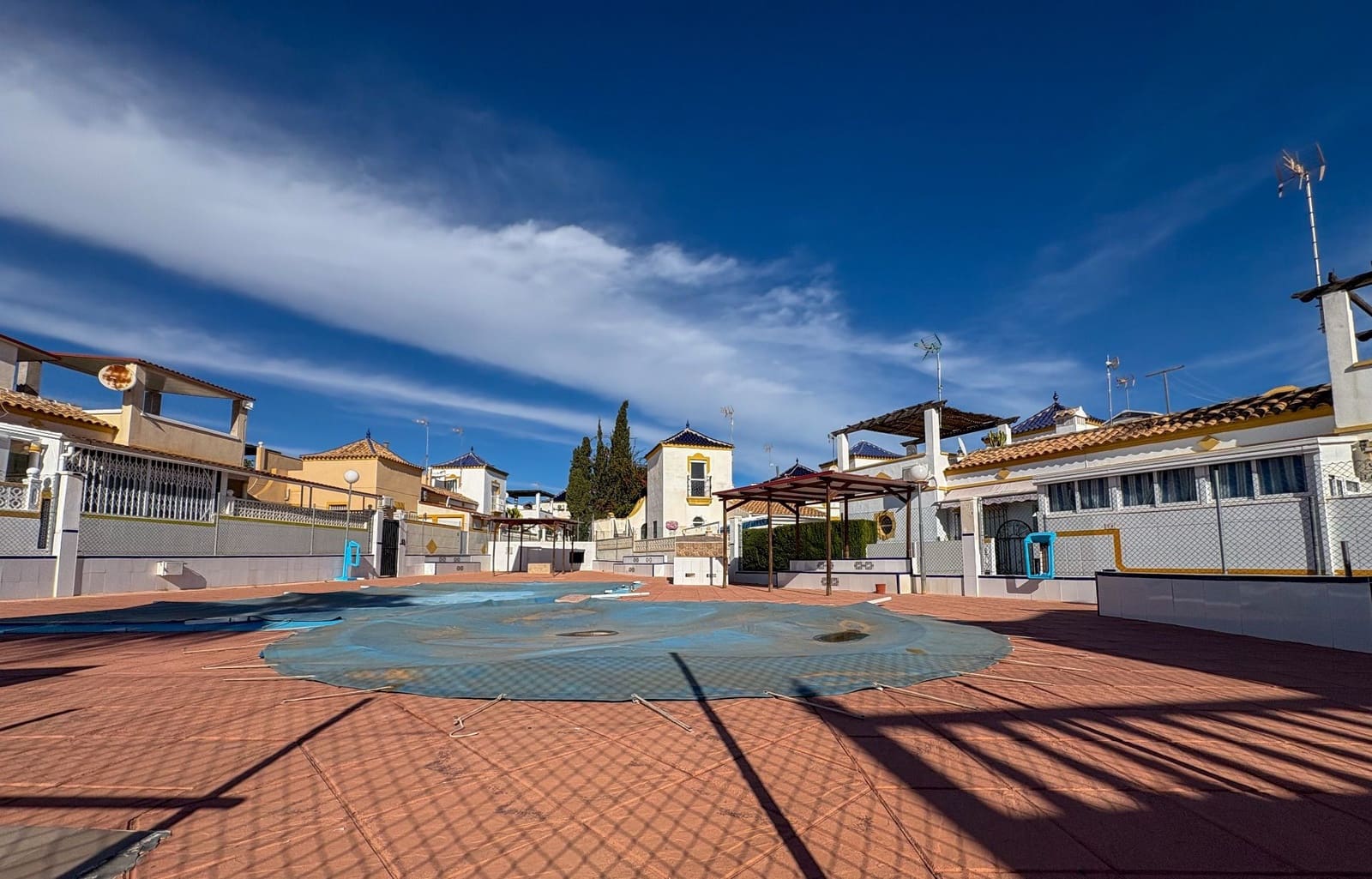 2 soveværelse Semi-Rækkehus til leje i Torrevieja med swimmingpool - € 700 (Ref: 9433030)