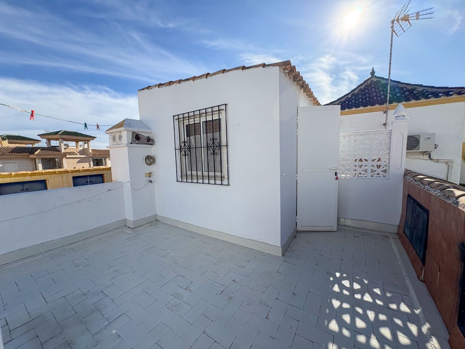 2 soveværelse Semi-Rækkehus til leje i Torrevieja med swimmingpool - € 700 (Ref: 9433030)