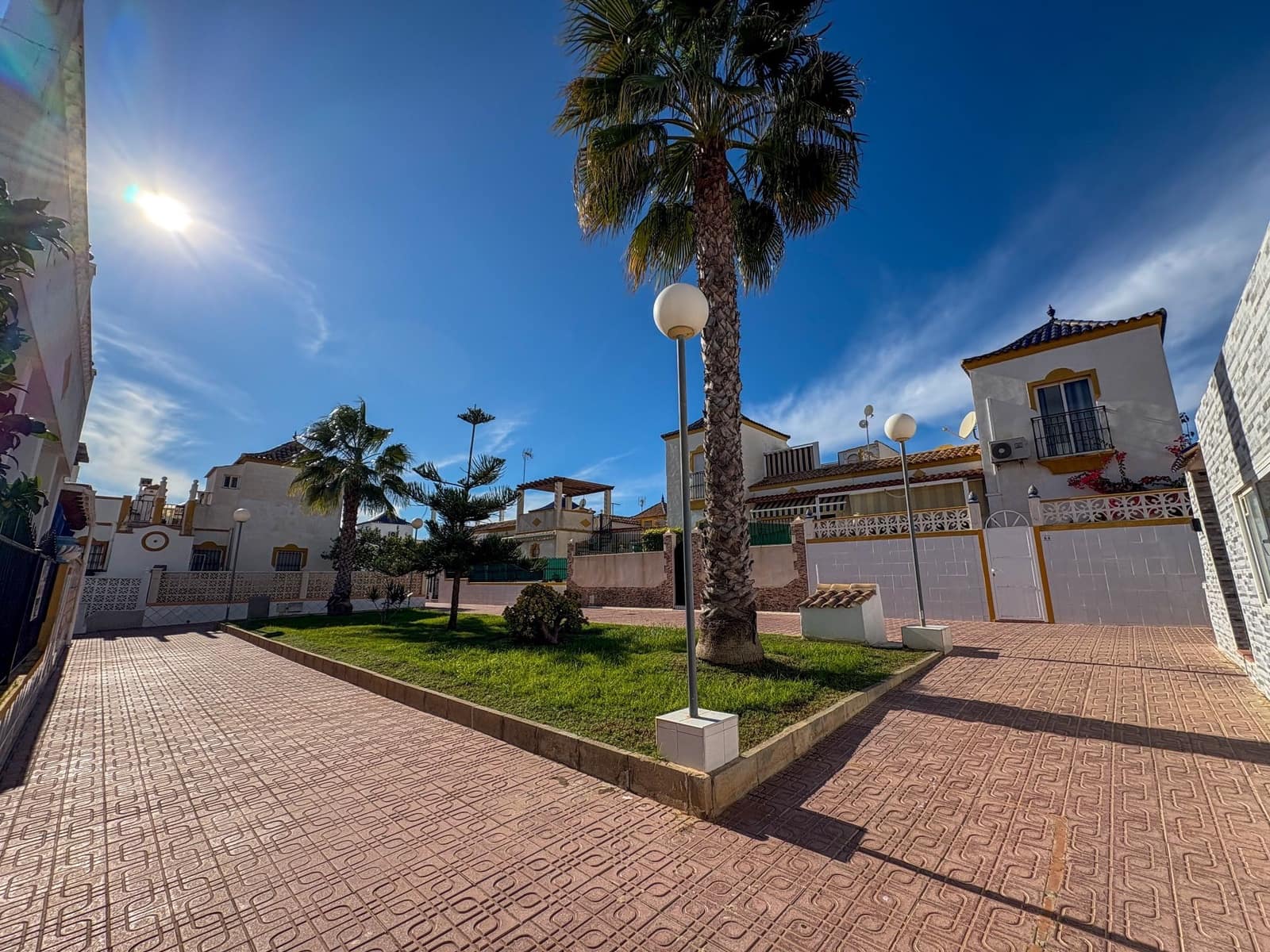 2 soveværelse Semi-Rækkehus til leje i Torrevieja med swimmingpool - € 700 (Ref: 9433030)