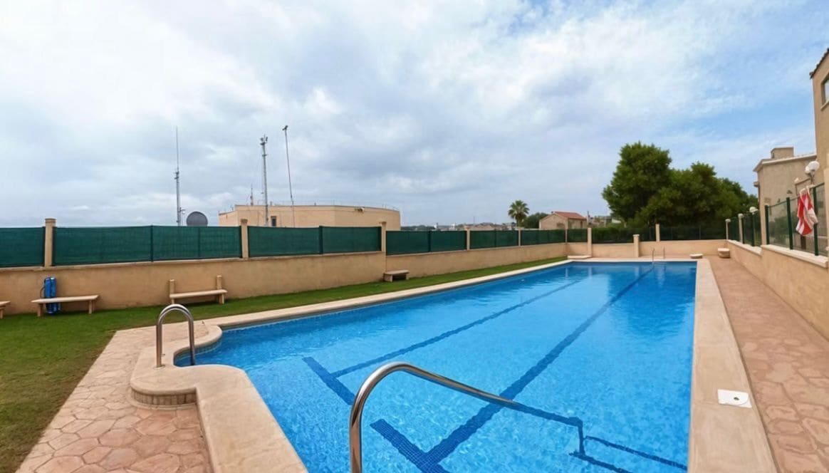 4 bedroom Semi-detached Villa for rent in Torrevieja with pool garage - € 970 (Ref: 9439448)