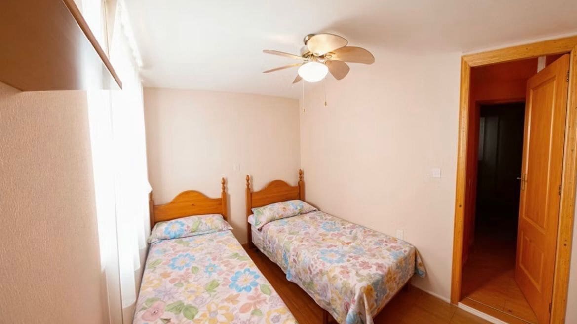 4 bedroom Semi-detached Villa for rent in Torrevieja with pool garage - € 970 (Ref: 9439448)