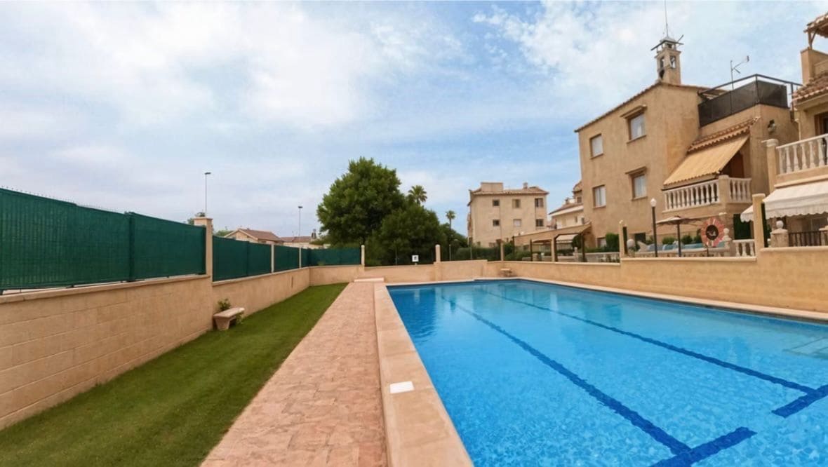4 bedroom Semi-detached Villa for rent in Torrevieja with pool garage - € 970 (Ref: 9439448)