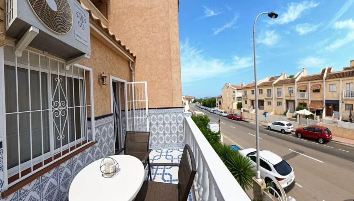 4 bedroom Semi-detached Villa for rent in Torrevieja with pool garage - € 970 (Ref: 9439448)