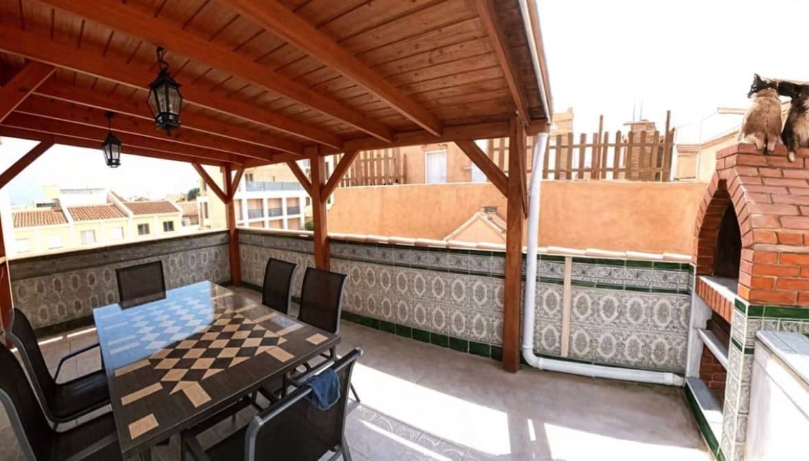 4 bedroom Semi-detached Villa for rent in Torrevieja with pool garage - € 970 (Ref: 9439448)