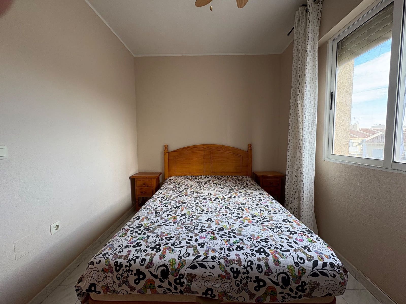 4 bedroom Semi-detached Villa for rent in Torrevieja with pool garage - € 970 (Ref: 9439448)