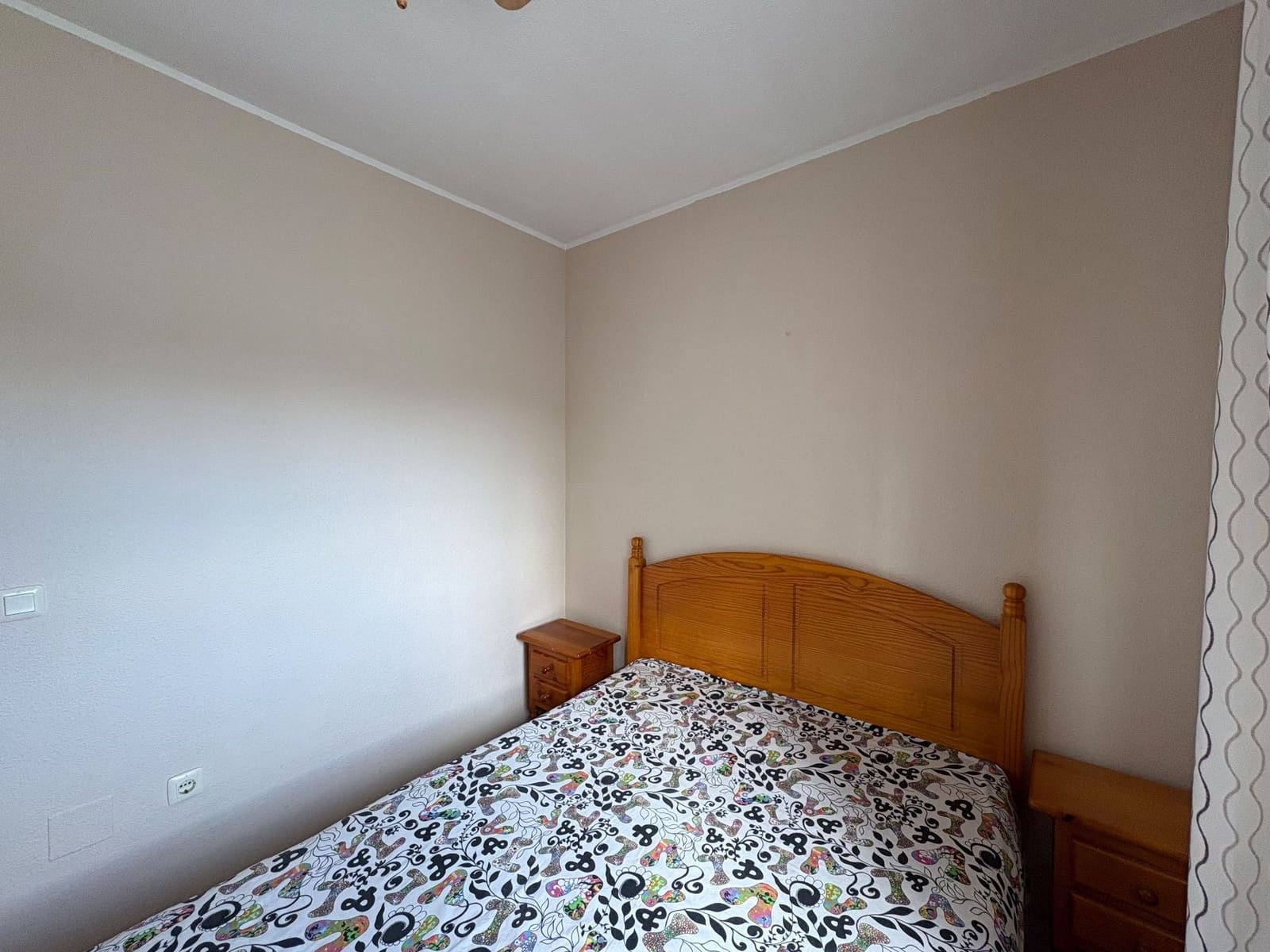 4 bedroom Semi-detached Villa for rent in Torrevieja with pool garage - € 970 (Ref: 9439448)