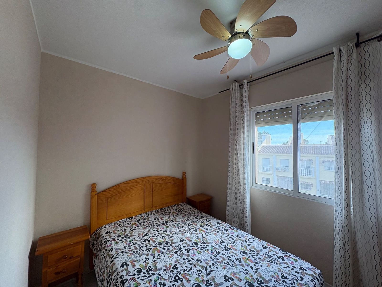 4 bedroom Semi-detached Villa for rent in Torrevieja with pool garage - € 970 (Ref: 9439448)