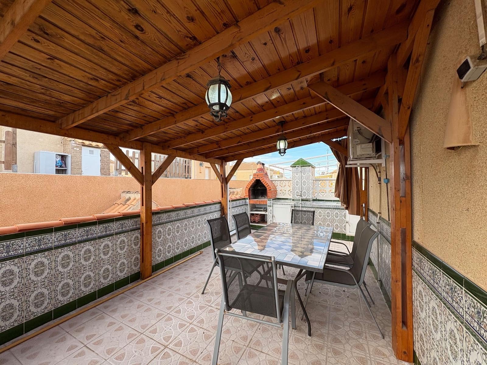 4 bedroom Semi-detached Villa for rent in Torrevieja with pool garage - € 970 (Ref: 9439448)