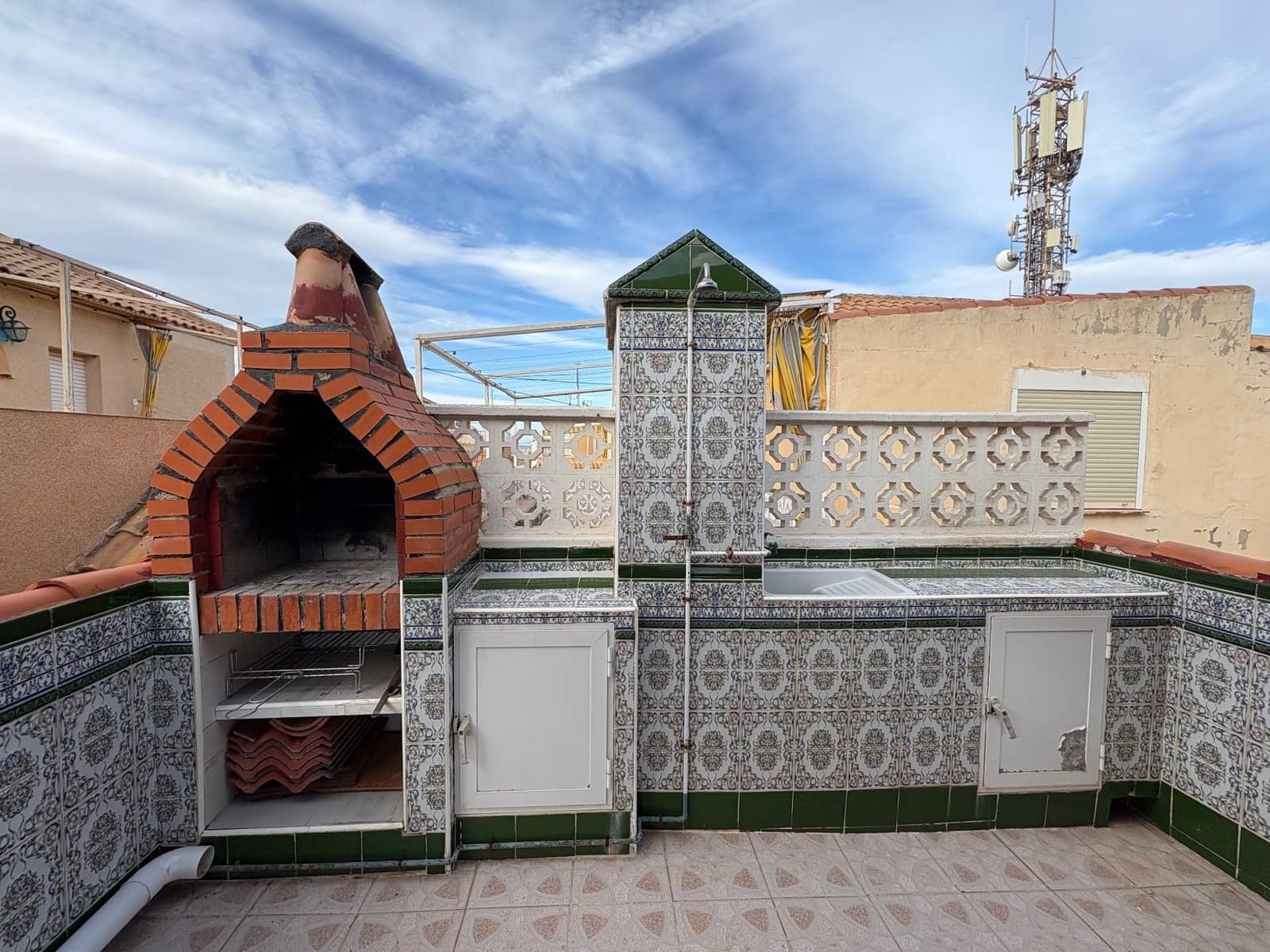 4 bedroom Semi-detached Villa for rent in Torrevieja with pool garage - € 970 (Ref: 9439448)