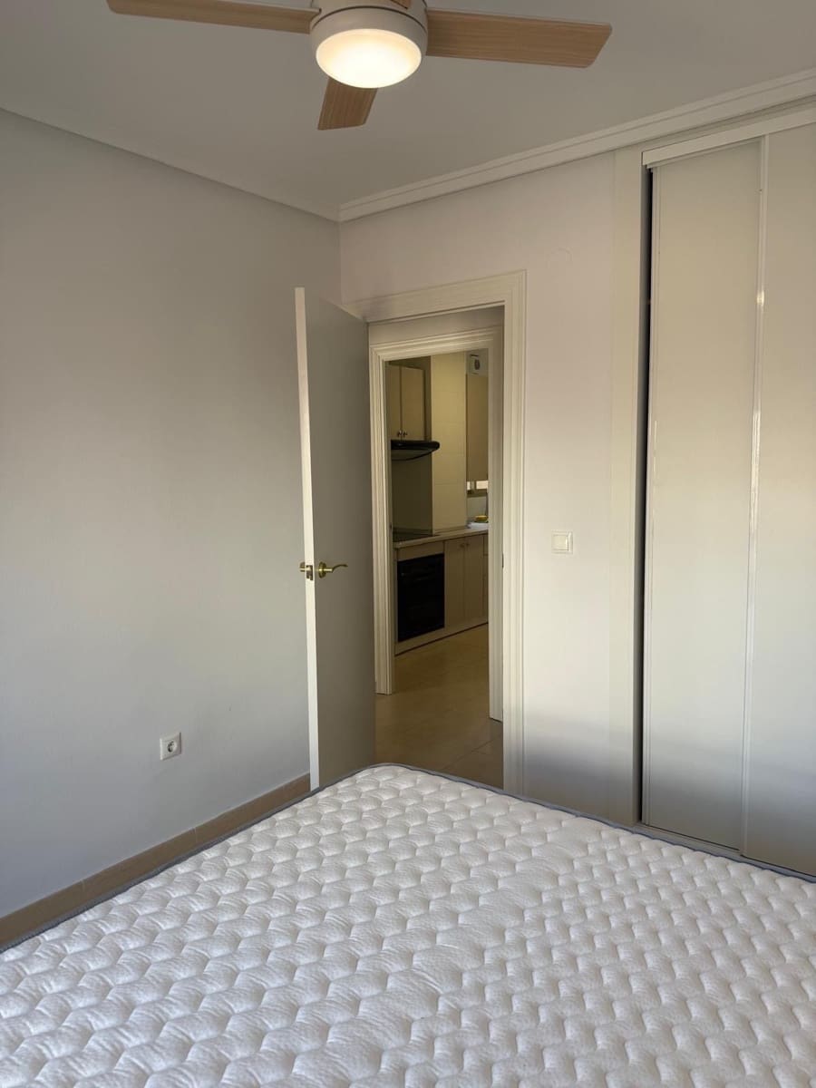 2 soveværelse Lejlighed til leje i Torrevieja - € 900 (Ref: 9451598)