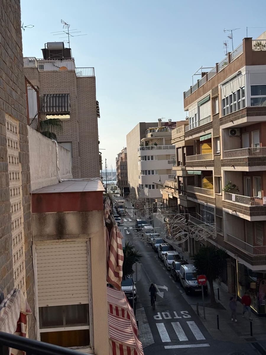 2 soveværelse Lejlighed til leje i Torrevieja - € 900 (Ref: 9451598)