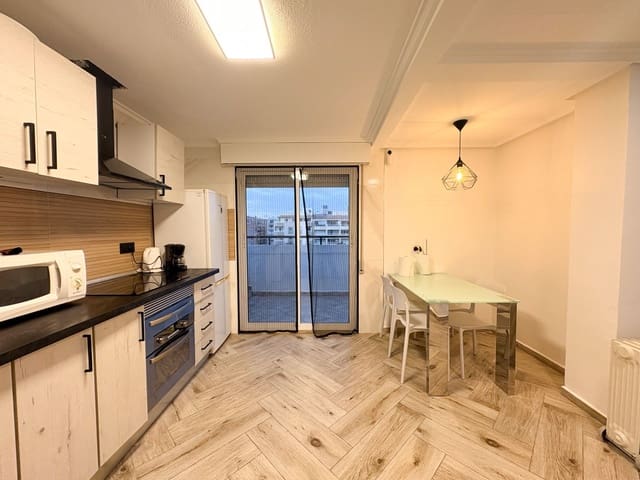Penthouse de 3 chambres à louer à Torrevieja - 1 000 € (Ref: 9455832)