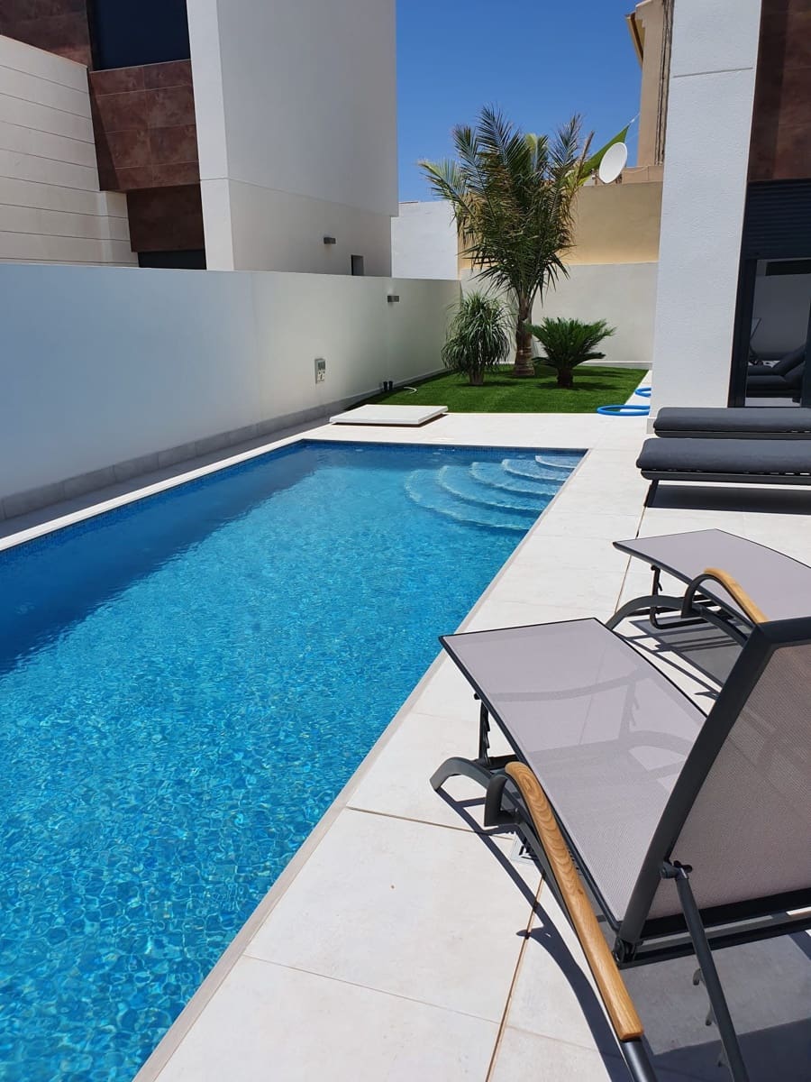 Villa/Maison de 4 chambres à louer à Pilar de la Horadada avec piscine garage - 2 350 € (Ref: 9455835)