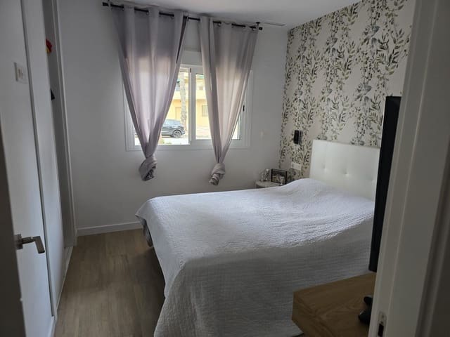 3 quarto Apartamento para arrendar em Guardamar del Segura com piscina - 1 200 € (Ref: 9465158)