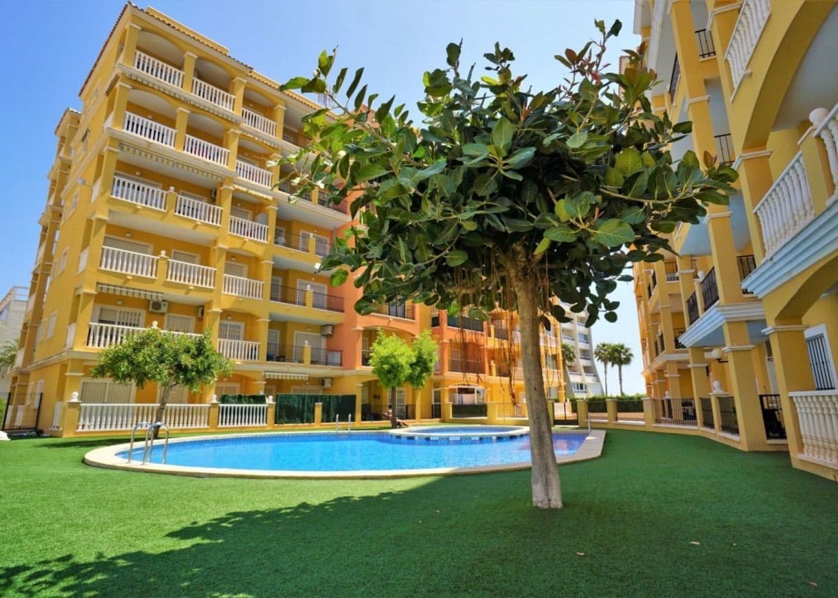 2 Zimmer Wohnung zu vermieten in Torrevieja mit Pool Garage - 850 € (Ref: 9472013)