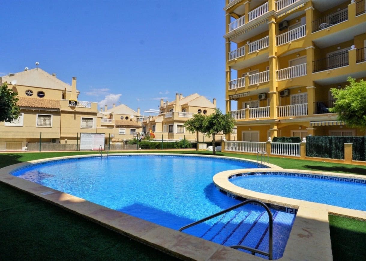 2 Zimmer Wohnung zu vermieten in Torrevieja mit Pool Garage - 850 € (Ref: 9472013)