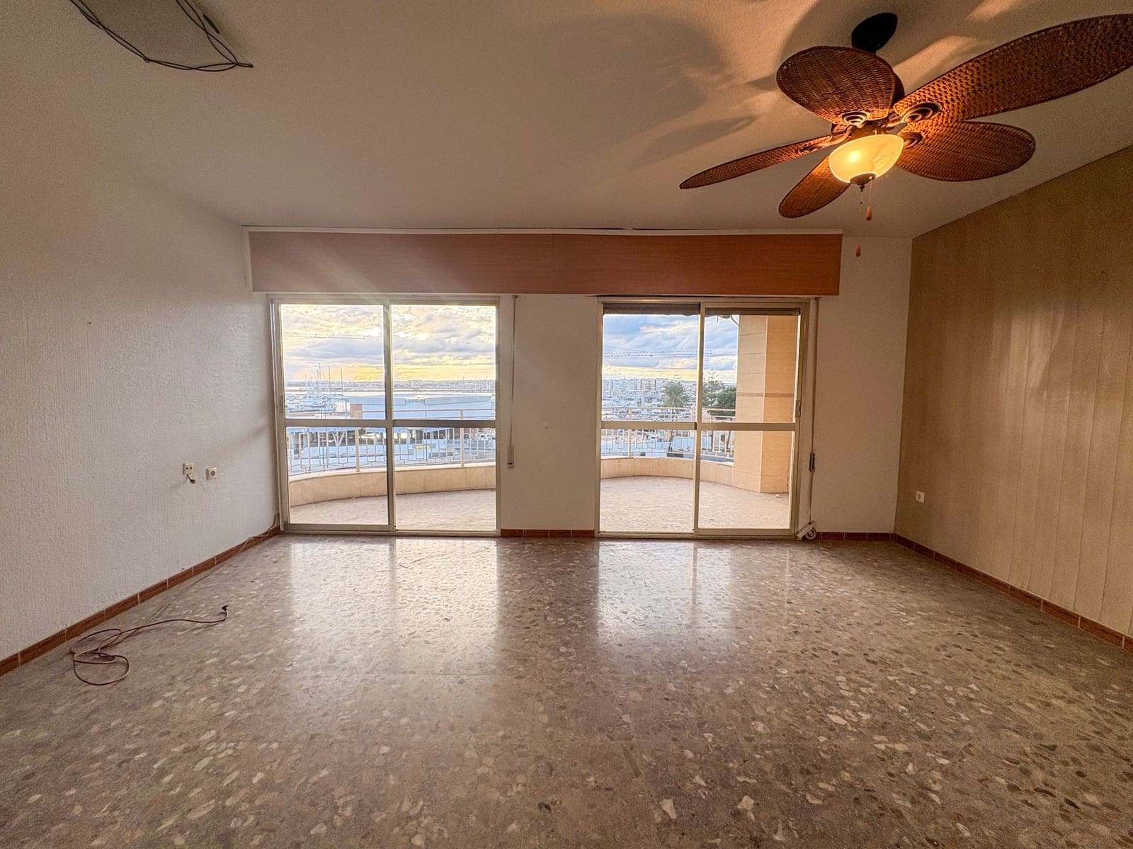 3 bedroom Flat for rent in Torrevieja - € 1,350 (Ref: 9480922)