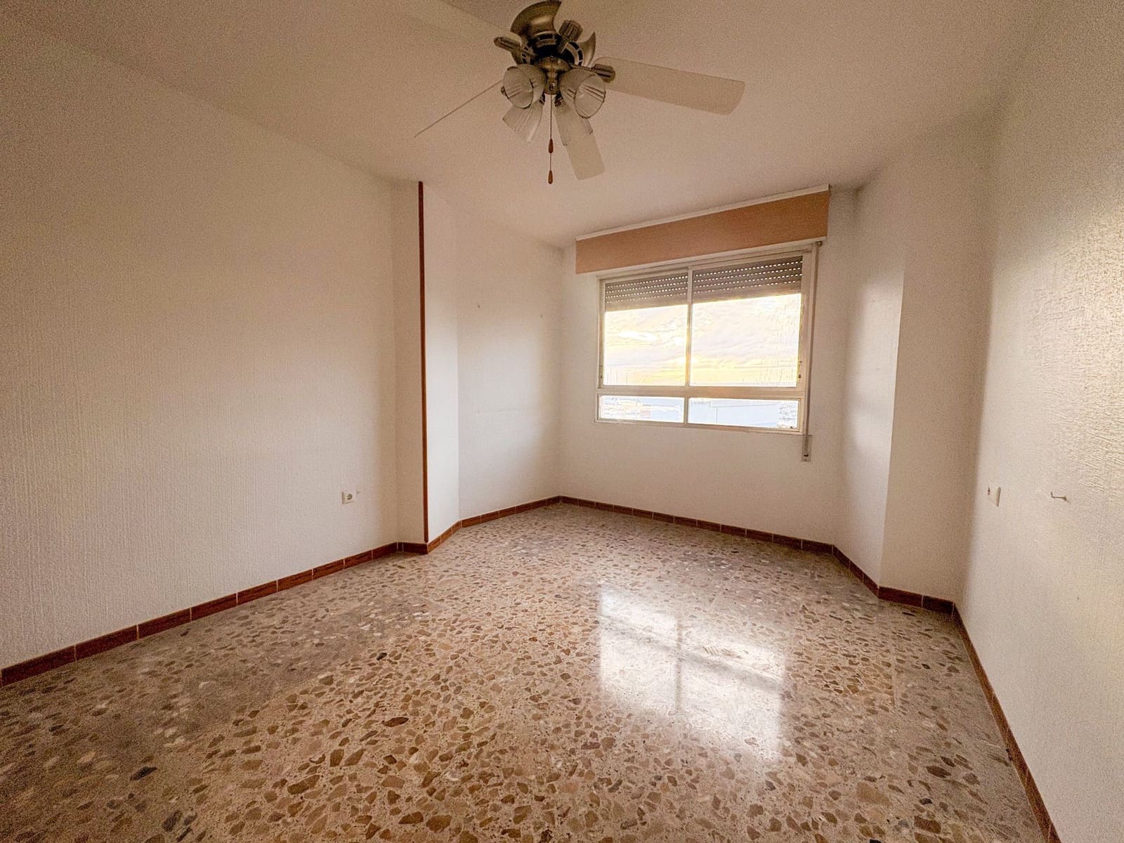 3 bedroom Flat for rent in Torrevieja - € 1,350 (Ref: 9480922)